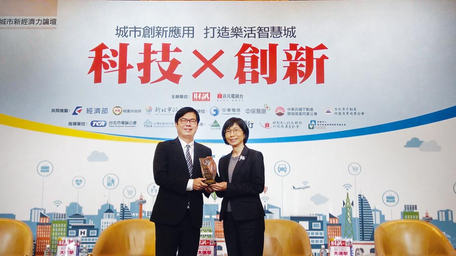 東元電機榮獲2019年智慧城市卓越貢獻獎，評審委員會尤其高度肯定邱純枝董事長（右）在智慧創新領域的付出與貢獻，特別頒發獎項予以鼓勵。圖／東元提供