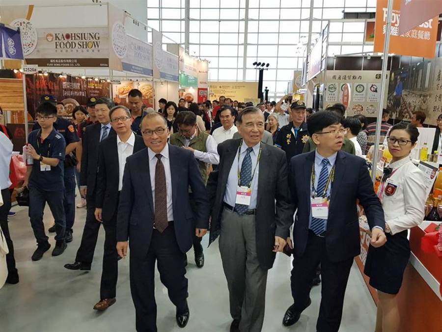 東元集團會長黃茂雄（前排左二），引導高雄代理市長葉匡時（前排左一）等人，參觀東元展出的食品攤位。（圖／顏瑞田攝）
