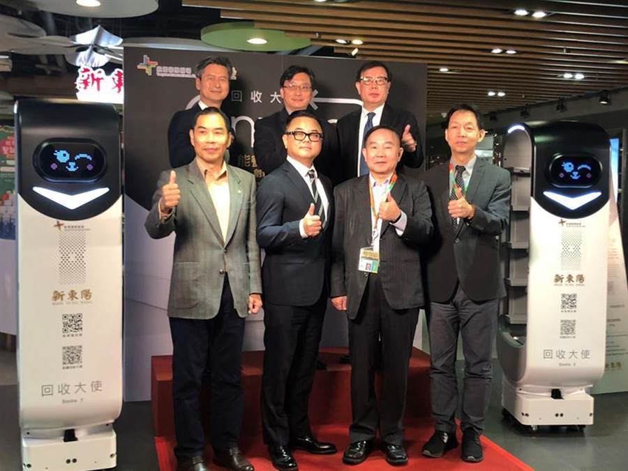 東元與新東陽合作開發國內首臺客製化餐盤回收機器人15日正式上工，圖后排右二為東元自動化暨智能系統事業部協理林勝泉、新東陽總經理麥升陽(前排左二)、桃園國際機場董事長王明德(前排右二)、總經理林祥生。（圖／沈美幸）