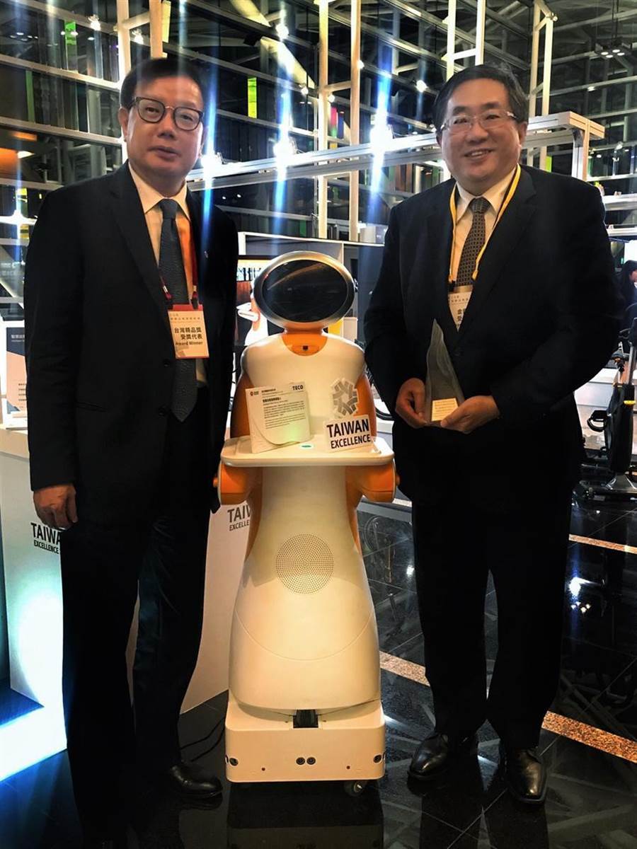 （東元電機自行開發送餐機器人27日獲頒臺灣精品獎銀質獎，圖右為代理總經理連昭志、左為負責開發的東元電機自動化暨智能系統事業部協理林勝泉。圖／業者提供）
