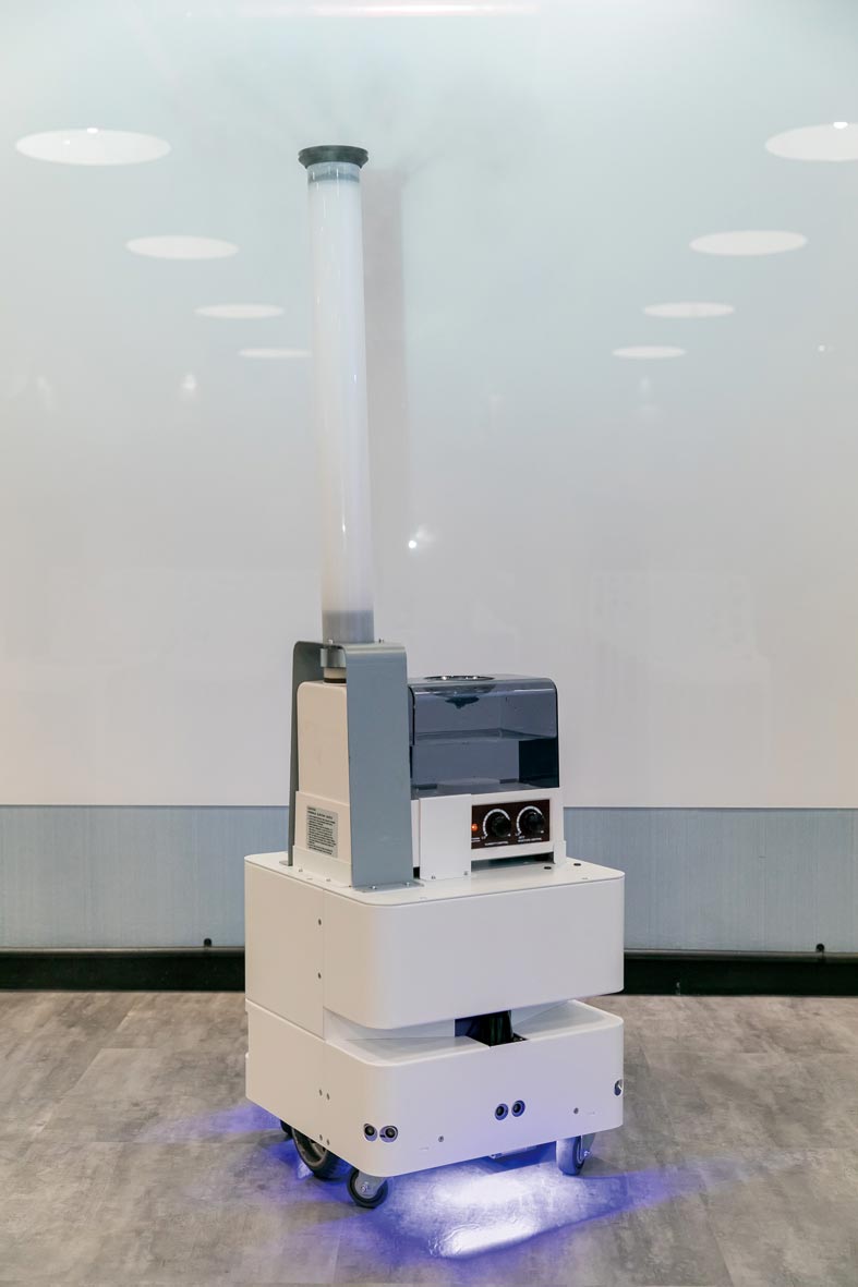 東元3日發表智慧UVC消毒防疫機器人，以3D列印技術，製作雙向360度全面向噴頭，進行大面積的噴霧消毒。圖／東元提供