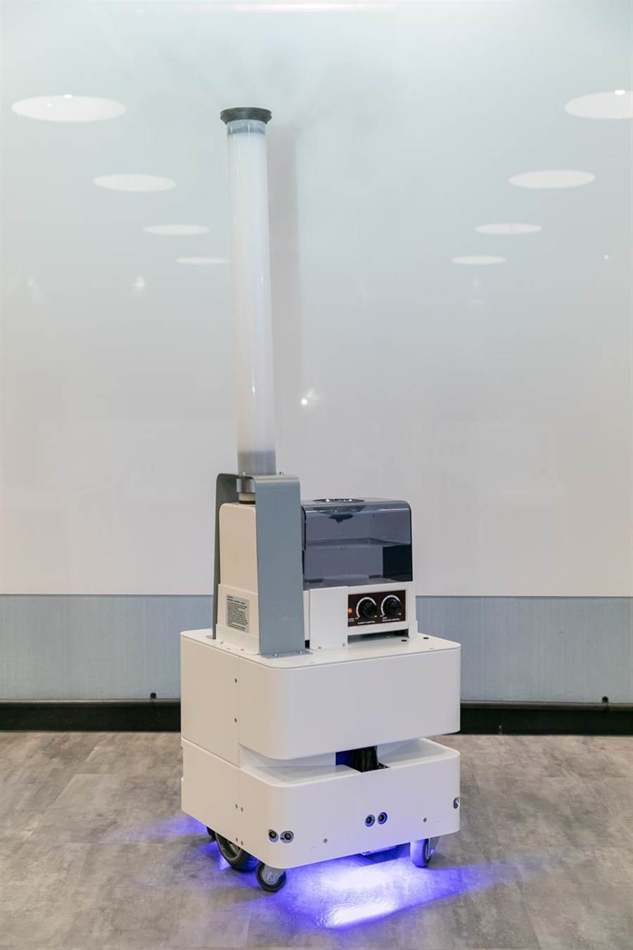 （東元3日發表智慧UVC消毒防疫機器人，以3D列印技術，製作雙向360度全面向噴頭，進行大面積的噴霧消毒。圖／東元提供）
