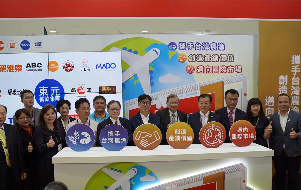 東元餐飲集團率三大品牌摩斯漢堡、樂雅樂餐廳、蜜可頌及東元電機連續五年參加高雄國際食品展。（東元提供）